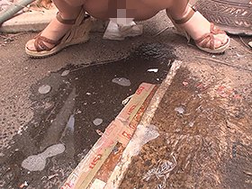 どこでもおしっこ！素人娘の大放尿35人 スロー再生でじっくり鑑賞できるマニア向け映像4　サンプル画像03